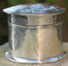 Zilveren rond doosje met deksel